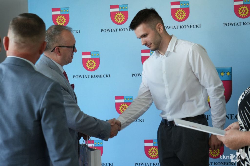 W Starostwie Powiatowym przyznano stypendia dla zdolnej koneckiej młodzieży [wideo, zdjęcia]