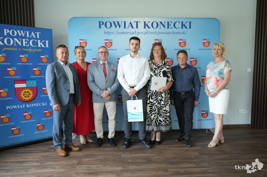 W Starostwie Powiatowym przyznano stypendia dla zdolnej koneckiej młodzieży [wideo, zdjęcia]