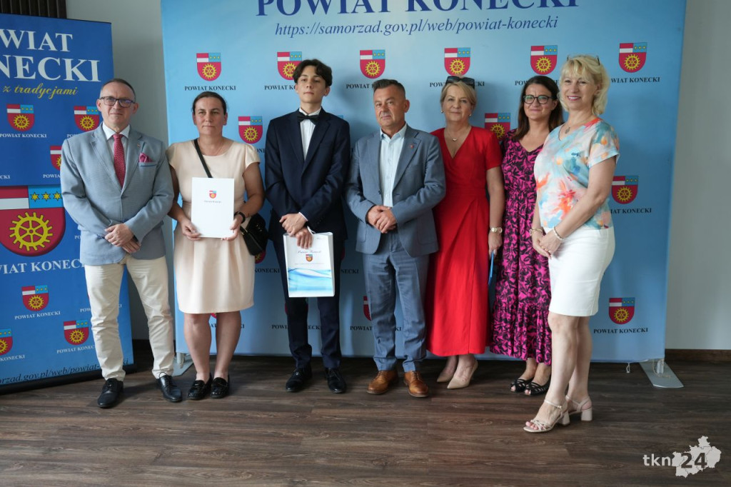W Starostwie Powiatowym przyznano stypendia dla zdolnej koneckiej młodzieży [wideo, zdjęcia]