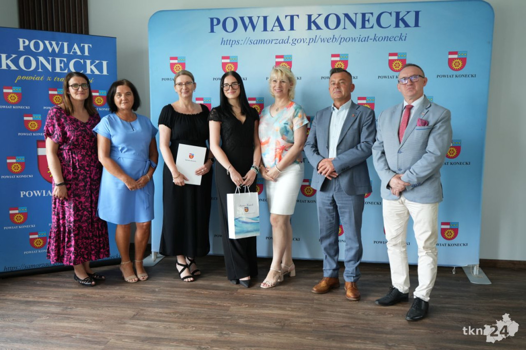 W Starostwie Powiatowym przyznano stypendia dla zdolnej koneckiej młodzieży [wideo, zdjęcia]