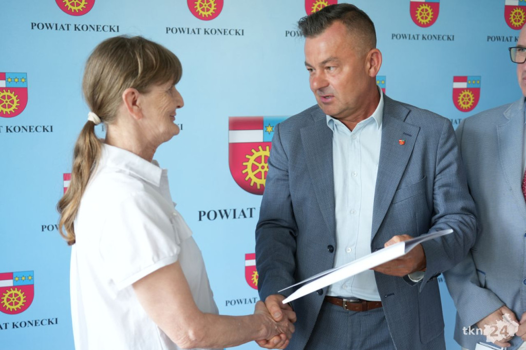 W Starostwie Powiatowym przyznano stypendia dla zdolnej koneckiej młodzieży [wideo, zdjęcia]