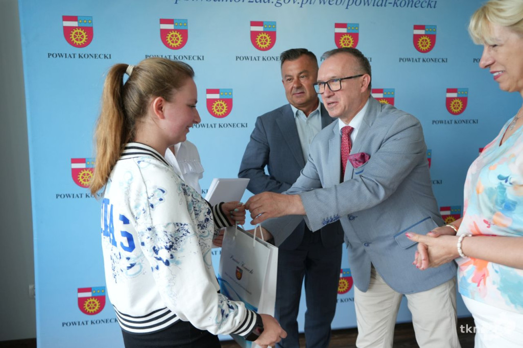 W Starostwie Powiatowym przyznano stypendia dla zdolnej koneckiej młodzieży [wideo, zdjęcia]