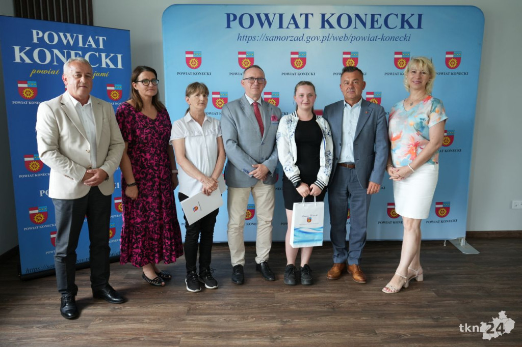 W Starostwie Powiatowym przyznano stypendia dla zdolnej koneckiej młodzieży [wideo, zdjęcia]