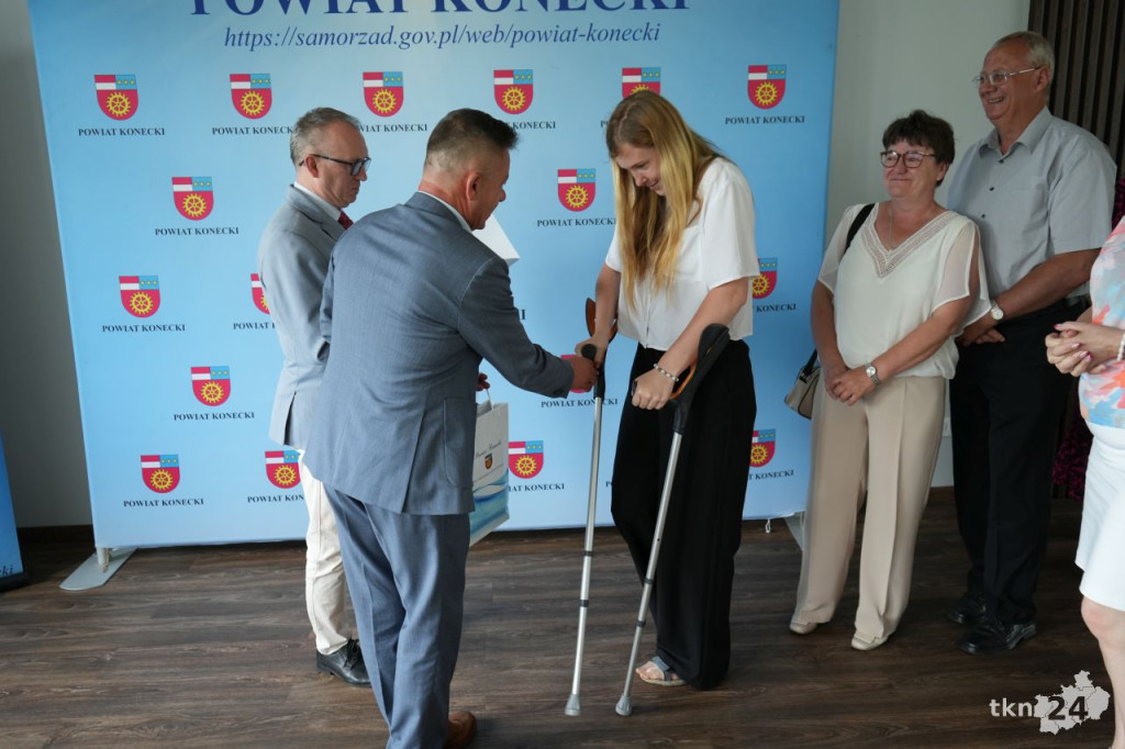 W Starostwie Powiatowym przyznano stypendia dla zdolnej koneckiej młodzieży [wideo, zdjęcia]