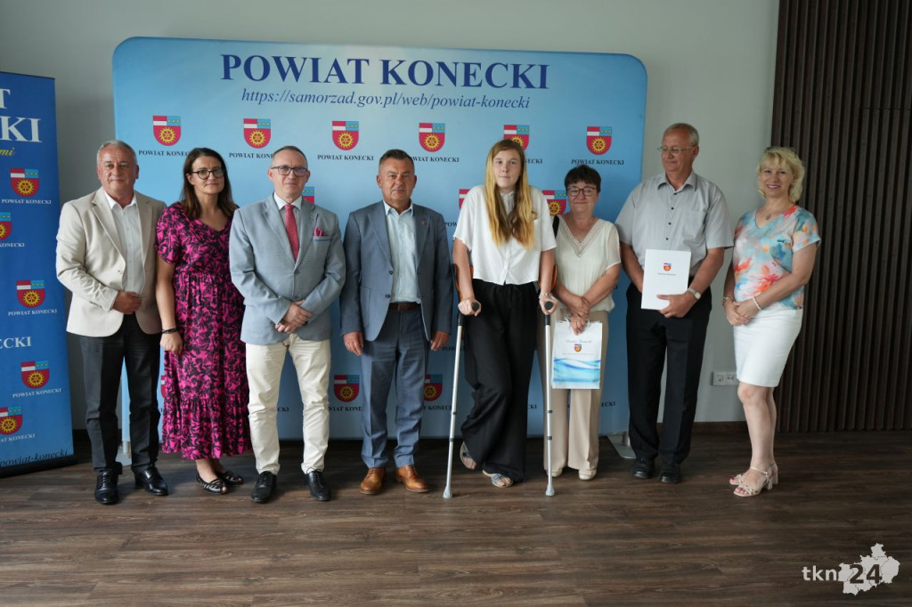 W Starostwie Powiatowym przyznano stypendia dla zdolnej koneckiej młodzieży [wideo, zdjęcia]