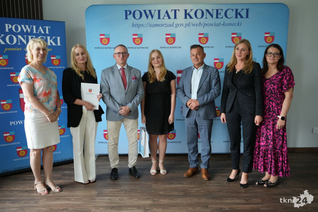 W Starostwie Powiatowym przyznano stypendia dla zdolnej koneckiej młodzieży [wideo, zdjęcia]