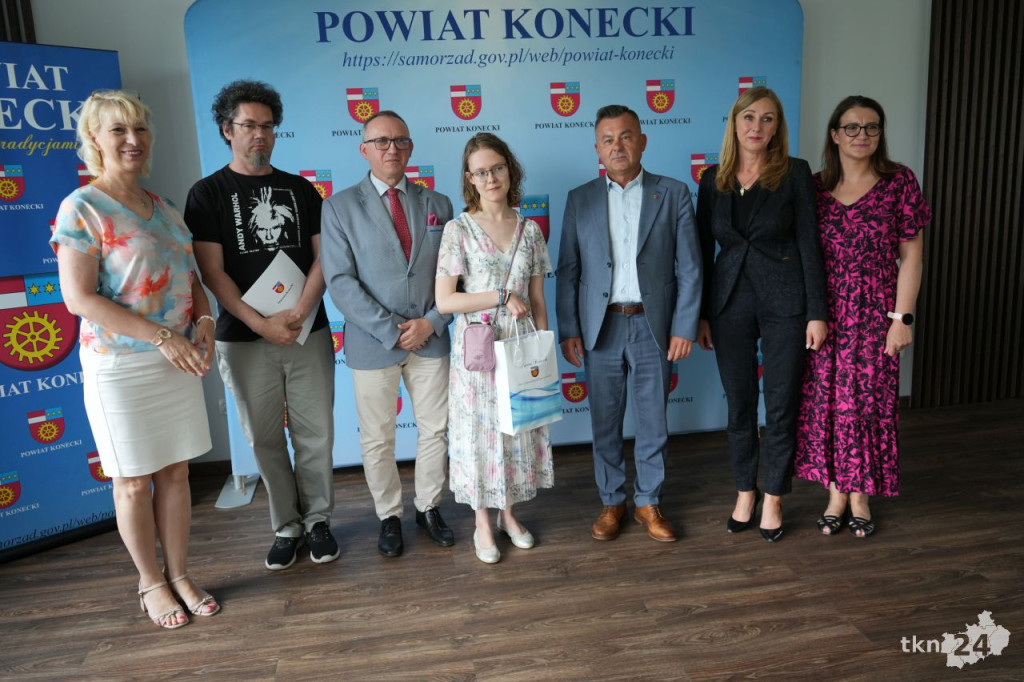 W Starostwie Powiatowym przyznano stypendia dla zdolnej koneckiej młodzieży [wideo, zdjęcia]