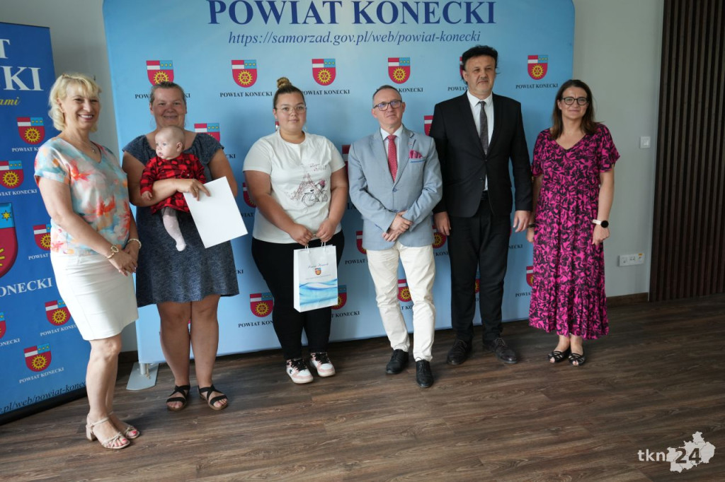 W Starostwie Powiatowym przyznano stypendia dla zdolnej koneckiej młodzieży [wideo, zdjęcia]