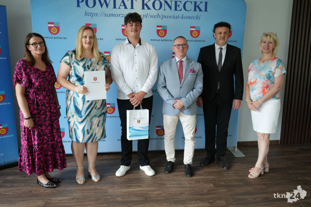 W Starostwie Powiatowym przyznano stypendia dla zdolnej koneckiej młodzieży [wideo, zdjęcia]