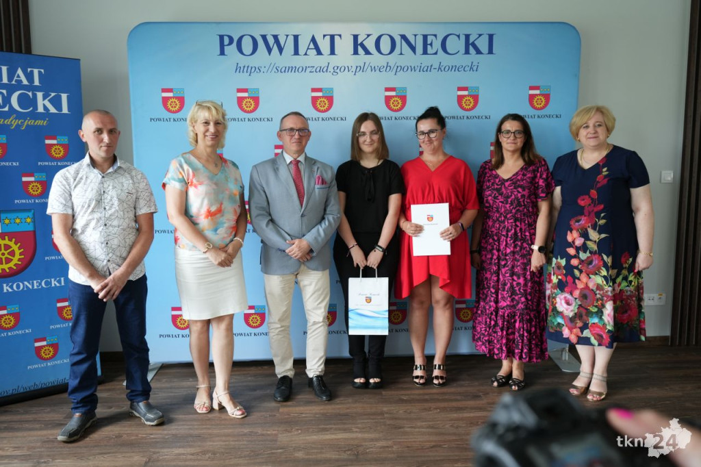 W Starostwie Powiatowym przyznano stypendia dla zdolnej koneckiej młodzieży [wideo, zdjęcia]