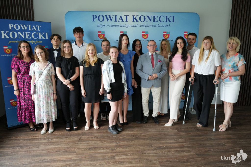 W Starostwie Powiatowym przyznano stypendia dla zdolnej koneckiej młodzieży [wideo, zdjęcia]