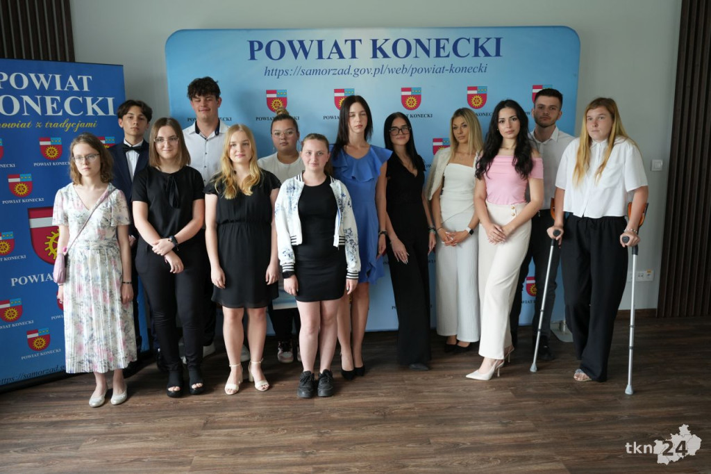 W Starostwie Powiatowym przyznano stypendia dla zdolnej koneckiej młodzieży [wideo, zdjęcia]