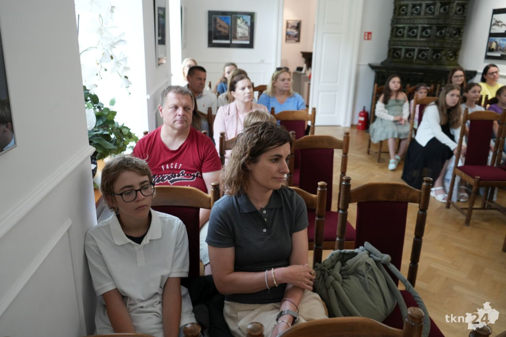 W Bibliotece Publicznej w Końskich podsumowano konkurs `WOW! Czytam po angielsku` [wideo, zdjęcia]