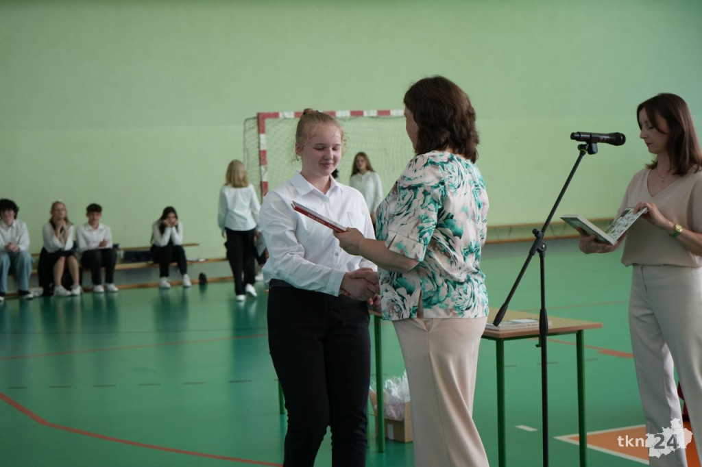 W Rudzie Malenieckiej pożegnano ósmoklasistów i wręczono stypendia wójta [wideo, zdjęcia]