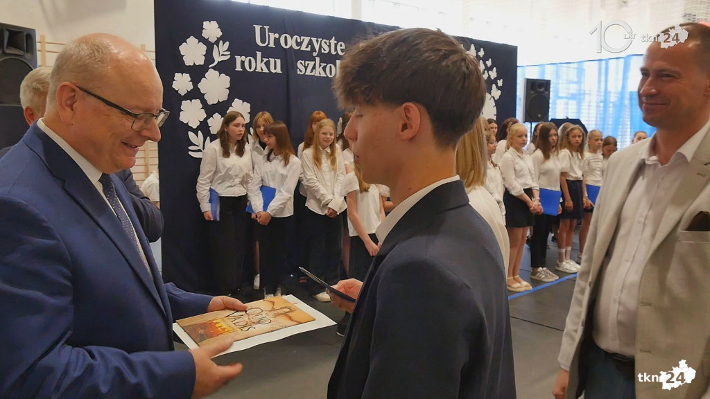 Ostatni dzwonek wybrzmiał. Czas na wakacje! [wideo,  zdjęcia]