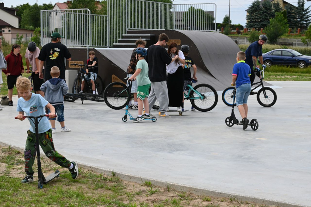 Uroczyste otwarcie skateparku w Radoszycach. Piknik i warsztaty z trików na deskorolce [zdjęcia]