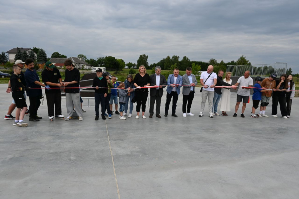Uroczyste otwarcie skateparku w Radoszycach. Piknik i warsztaty z trików na deskorolce [zdjęcia]