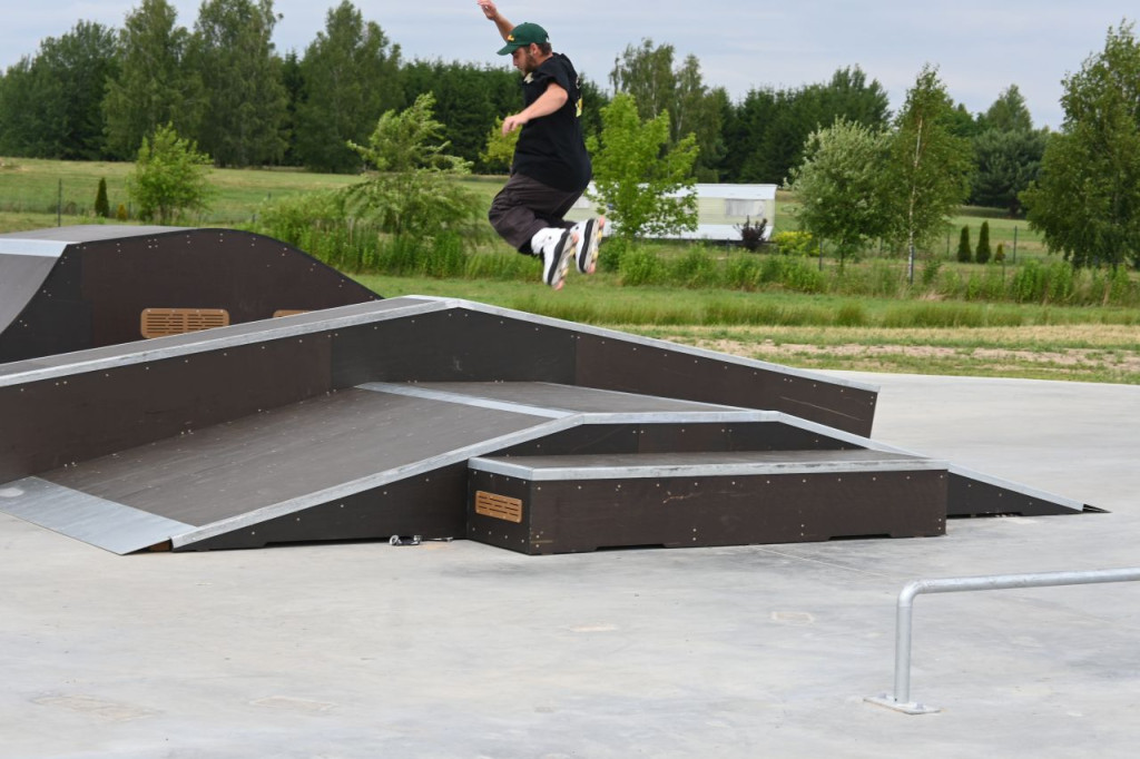 Uroczyste otwarcie skateparku w Radoszycach. Piknik i warsztaty z trików na deskorolce [zdjęcia]