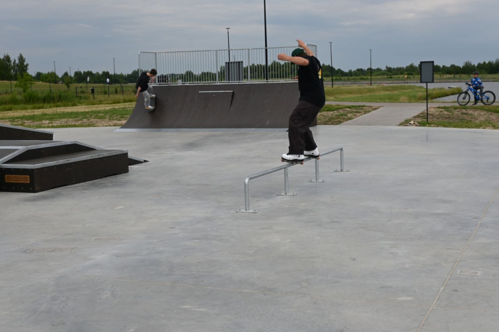 Uroczyste otwarcie skateparku w Radoszycach. Piknik i warsztaty z trików na deskorolce [zdjęcia]