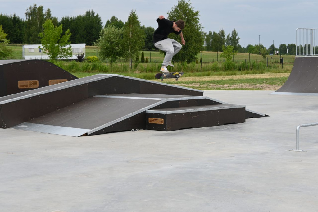 Uroczyste otwarcie skateparku w Radoszycach. Piknik i warsztaty z trików na deskorolce [zdjęcia]