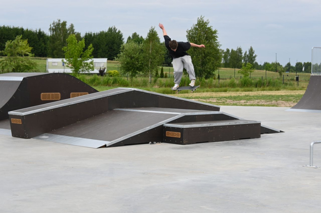 Uroczyste otwarcie skateparku w Radoszycach. Piknik i warsztaty z trików na deskorolce [zdjęcia]