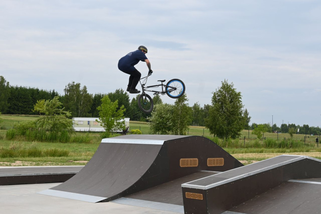 Uroczyste otwarcie skateparku w Radoszycach. Piknik i warsztaty z trików na deskorolce [zdjęcia]
