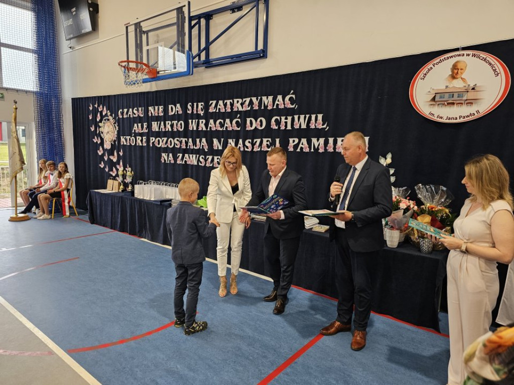 Uczniowie i nauczyciele z gminy Radoszyce pożegnali rok szkolny i rozpoczęli wakacje [zdjęcia]