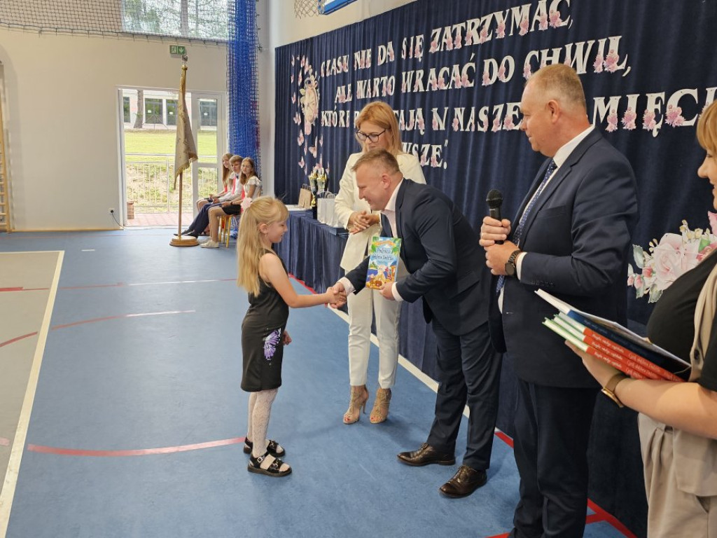 Uczniowie i nauczyciele z gminy Radoszyce pożegnali rok szkolny i rozpoczęli wakacje [zdjęcia]