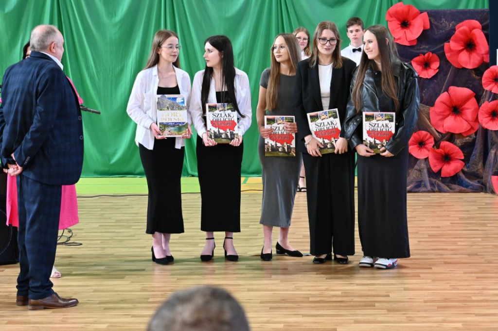 Uczniowie i nauczyciele z gminy Radoszyce pożegnali rok szkolny i rozpoczęli wakacje [zdjęcia]