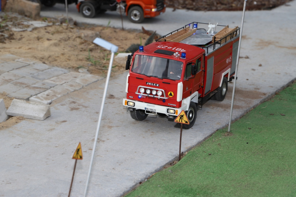 Miniaturowe maszyny na wielkim placu budowy. Fałków gościł modelarzy z całej Polski [zdjęcia]