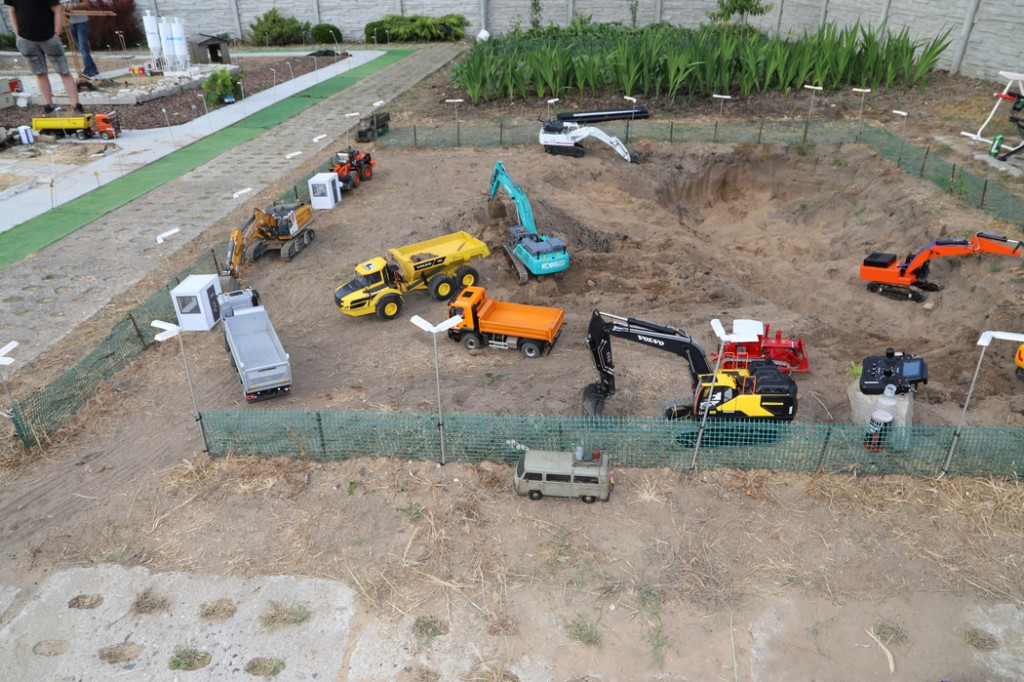 Miniaturowe maszyny na wielkim placu budowy. Fałków gościł modelarzy z całej Polski [zdjęcia]