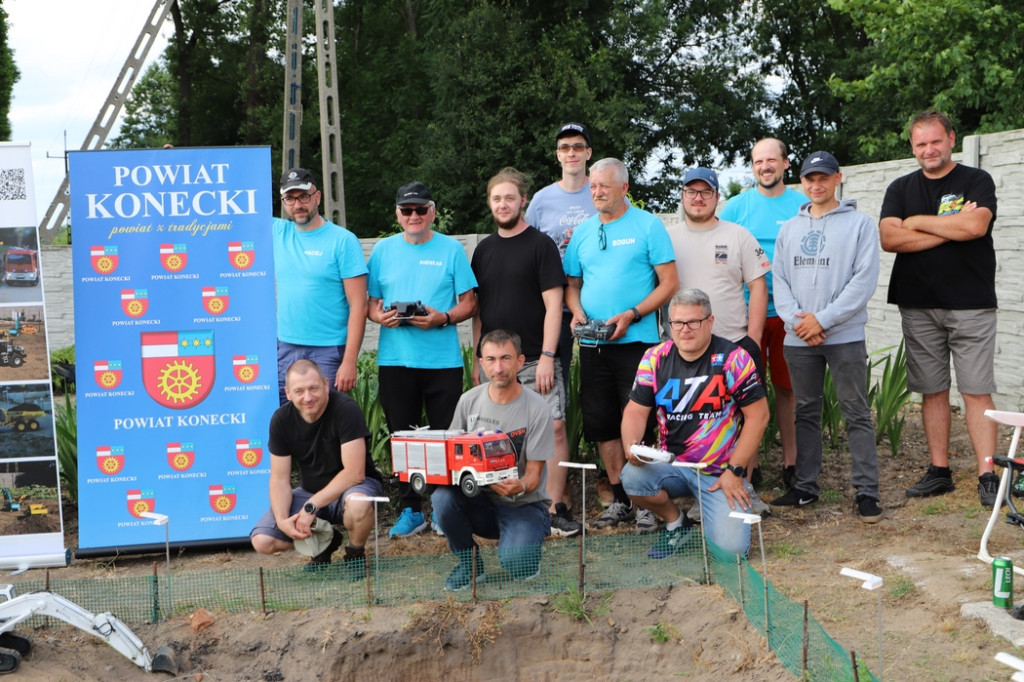 Miniaturowe maszyny na wielkim placu budowy. Fałków gościł modelarzy z całej Polski [zdjęcia]