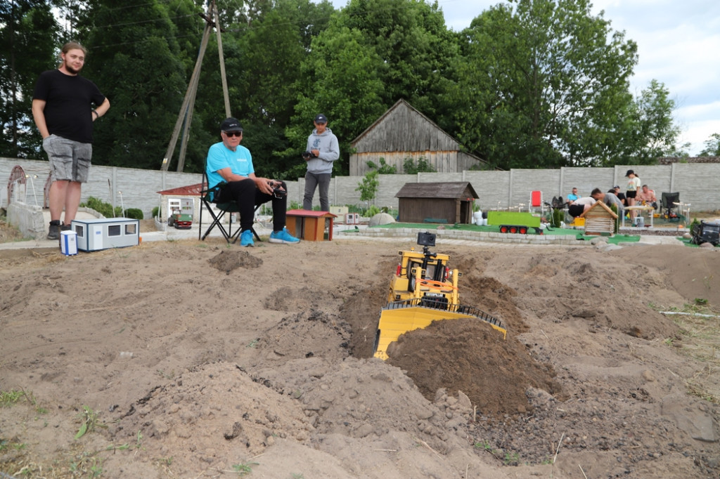 Miniaturowe maszyny na wielkim placu budowy. Fałków gościł modelarzy z całej Polski [zdjęcia]