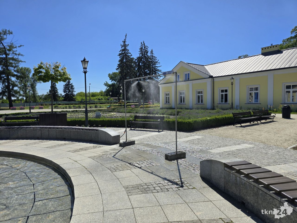 Kurtyny wodne pojawiły się w Końskich. Niosą przyjemne ochłodzenie w gorące dni [zdjęcia]