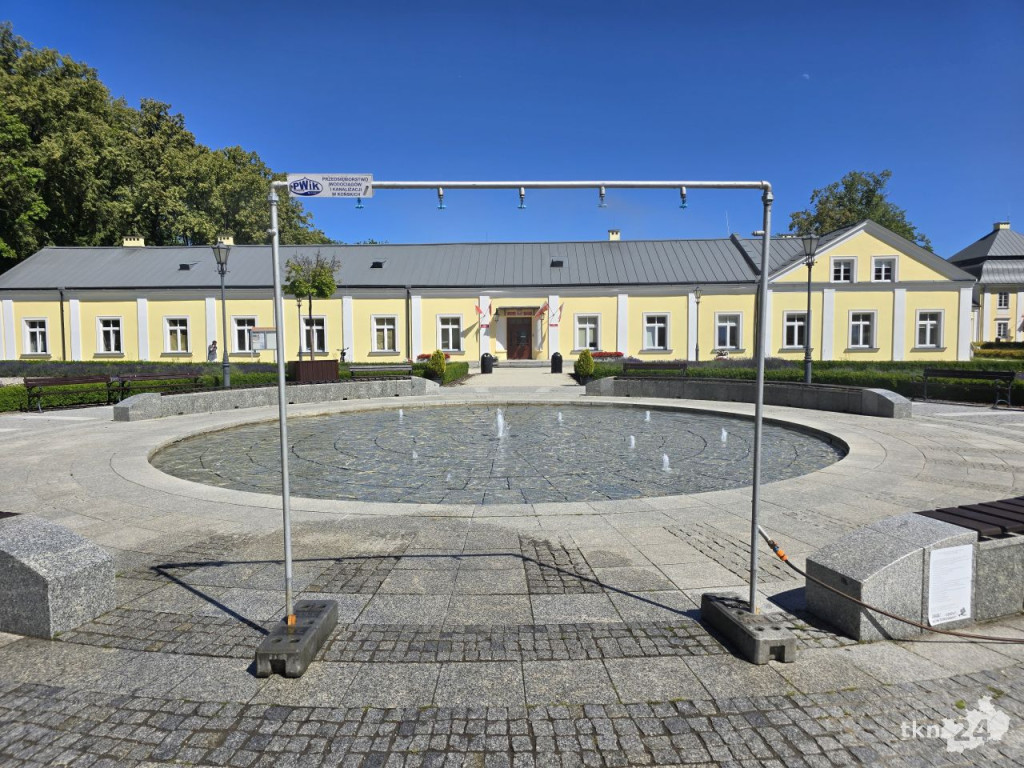 Kurtyny wodne pojawiły się w Końskich. Niosą przyjemne ochłodzenie w gorące dni [zdjęcia]