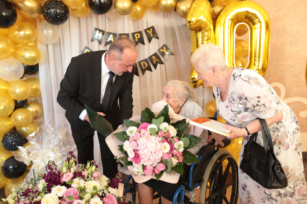 Pani Janina z gminy Stąporków skończyła 100 lat! [zdjęcia]
