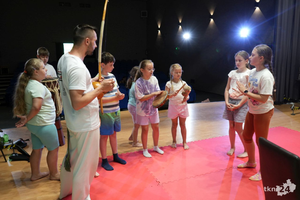 Capoeira tematem przewodnim wtorku podczas Wakacji z MGOKiS w Stąporkowie [wideo, zdjęcia]