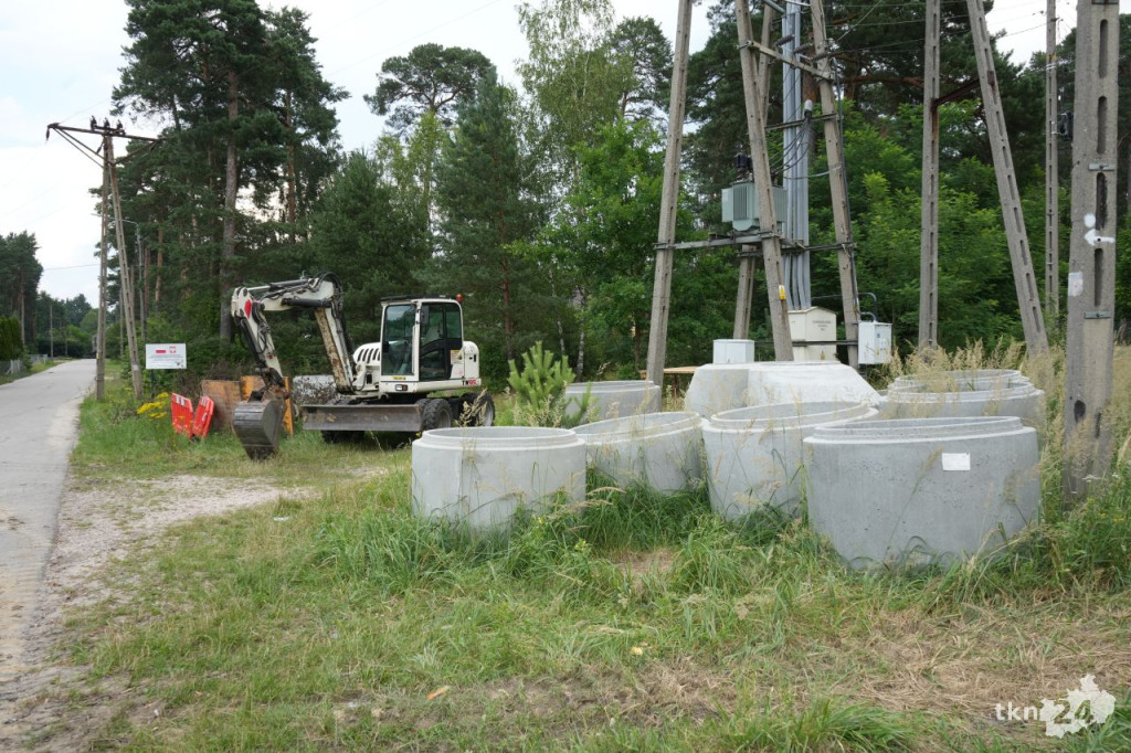 Postępują prace przy budowie kanalizacji w Czarnieckiej Górze [wideo, zdjęcia]