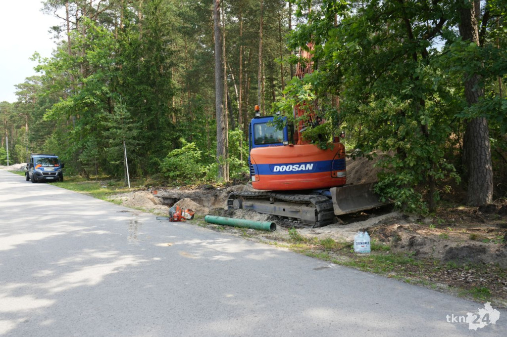 Postępują prace przy budowie kanalizacji w Czarnieckiej Górze [wideo, zdjęcia]