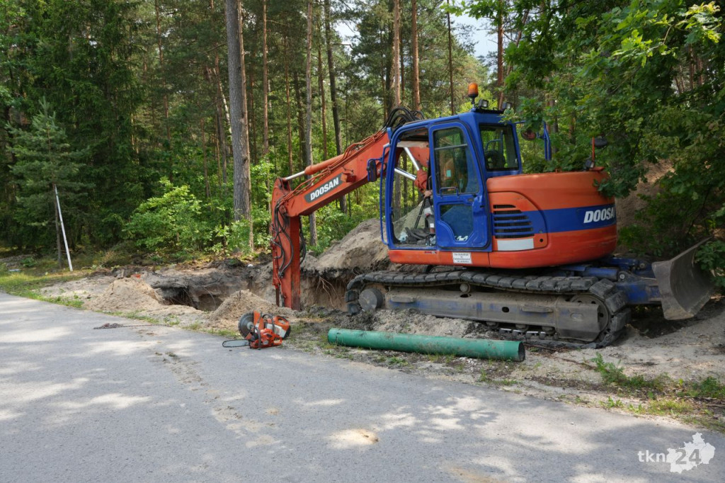 Postępują prace przy budowie kanalizacji w Czarnieckiej Górze [wideo, zdjęcia]