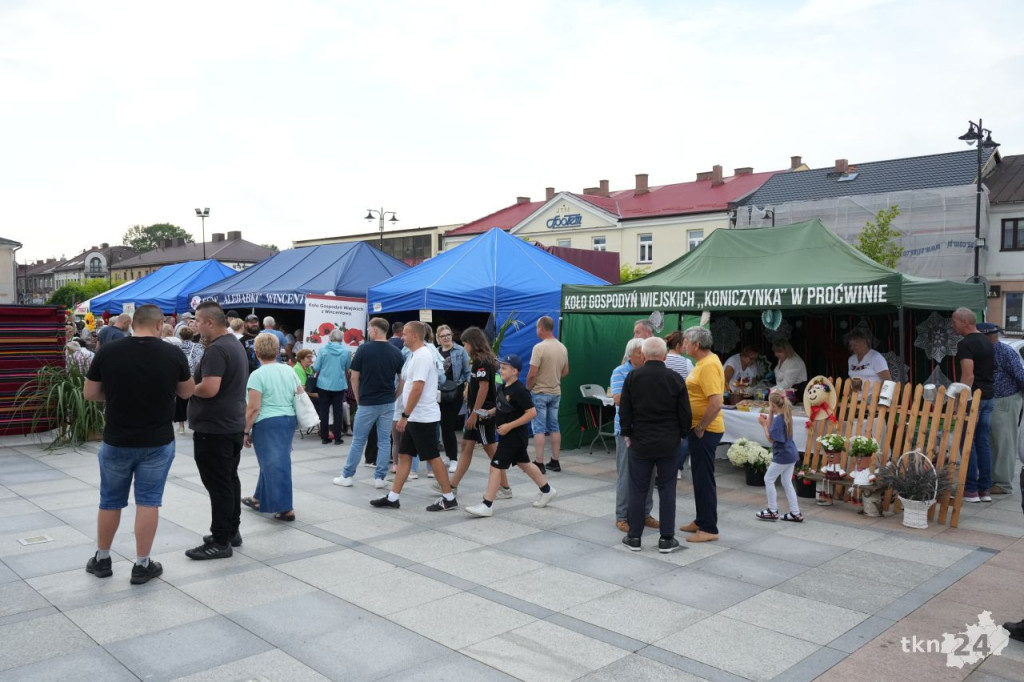 Wiejska tradycja w centrum miasta. Za nami VI Przegląd Kół Gospodyń Wiejskich w Końskich [wideo, zdjęcia]