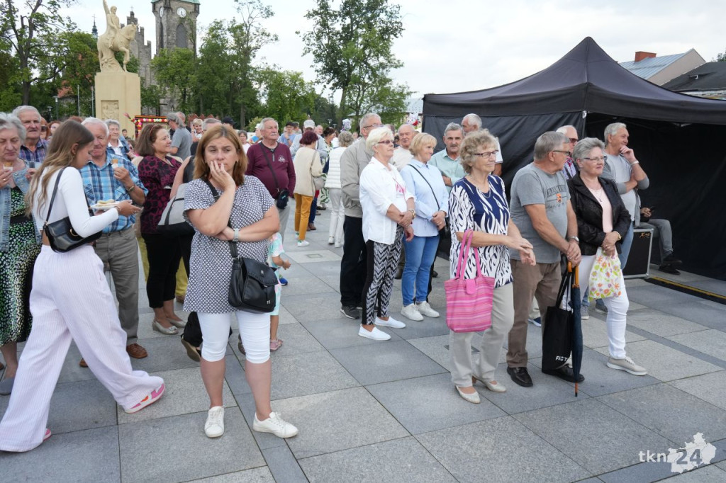 Wiejska tradycja w centrum miasta. Za nami VI Przegląd Kół Gospodyń Wiejskich w Końskich [wideo, zdjęcia]