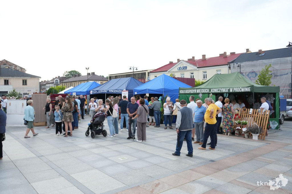 Wiejska tradycja w centrum miasta. Za nami VI Przegląd Kół Gospodyń Wiejskich w Końskich [wideo, zdjęcia]