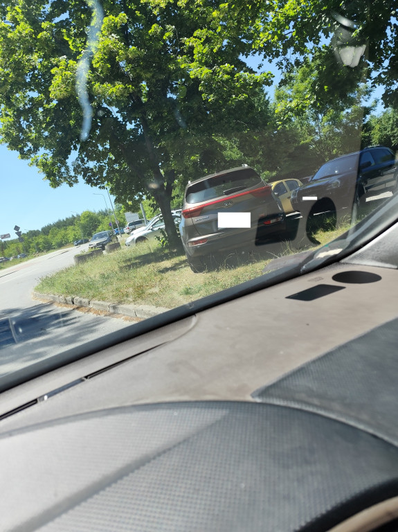 Parkingowy dziki zachód przy koneckim szpitalu. Czytelnicy interweniują