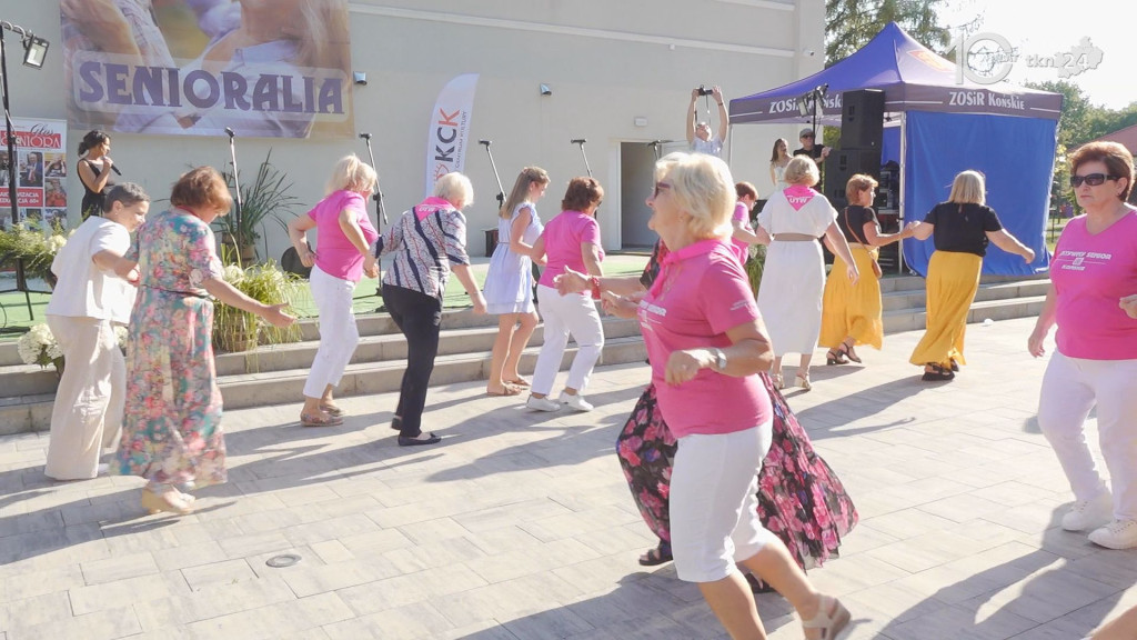 Taniec, śpiew, profilaktyka. Seniorzy ponownie przejęli Końskie [wideo, zdjęcia]