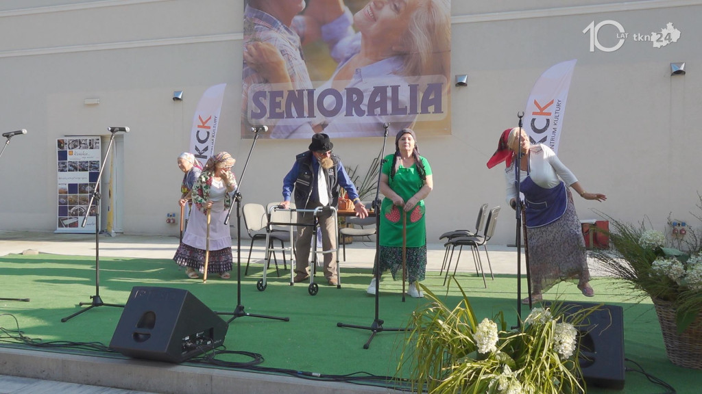 Taniec, śpiew, profilaktyka. Seniorzy ponownie przejęli Końskie [wideo, zdjęcia]