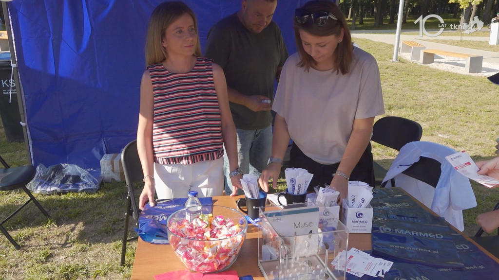 Taniec, śpiew, profilaktyka. Seniorzy ponownie przejęli Końskie [wideo, zdjęcia]
