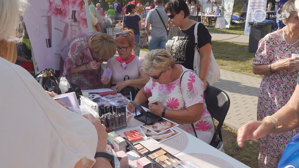 Taniec, śpiew, profilaktyka. Seniorzy ponownie przejęli Końskie [wideo, zdjęcia]