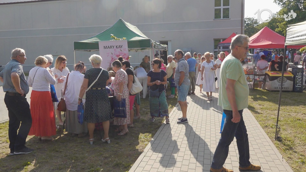 Taniec, śpiew, profilaktyka. Seniorzy ponownie przejęli Końskie [wideo, zdjęcia]