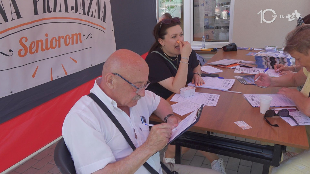 Taniec, śpiew, profilaktyka. Seniorzy ponownie przejęli Końskie [wideo, zdjęcia]